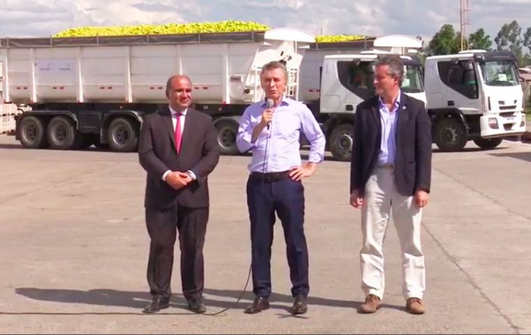  “Enviemos el primer camión, que llevará nuestros productos a nuestros hermanos en los Estados Unidos”, dijo el presidente Mauricio Macri durante un evento en Tucumán.