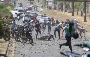 Manifestantes piden la salida del mandatario nicaragüense. “¡Qué se vayan, qué se vayan!” Ortega y Murillo, corearon el lunes por la noche decenas de miles de personas