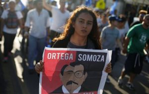 “Daniel y Somoza son la misma cosa”, se leía en una pancarta en la marcha que congregó a estudiantes, trabajadores y empresarios. Jorge Cabrera/Reuters