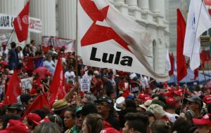 En el acto, que no cesó de corearse “Lula Libre”, Rousseff mostró preocupación por la estancia en prisión de Lula: “Temo por su vida”.