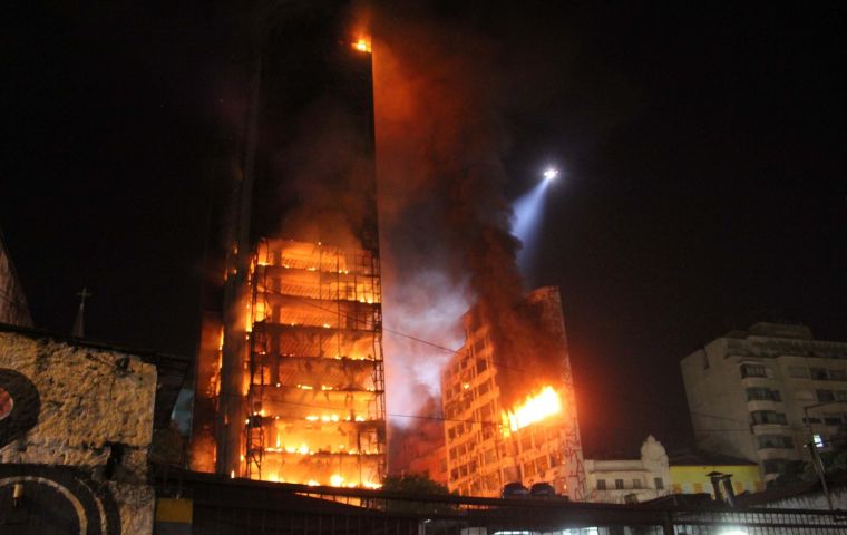 El incendio comenzó durante la noche y se extendió rápidamente, convirtiendo al edificio en un infierno. 