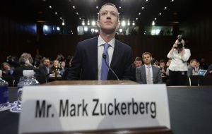 El presidente de Facebook Mark Zuckerberg, afirmó ante el Congreso de EE.UU. que la consultora británica accedió a información de 87 millones de usuarios