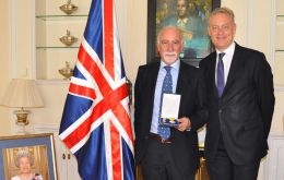 El Certificado de la Reina y la Insignia de Honor se entregarán por el gobernador de las Islas, asesorado por el Consejo Ejecutivo, el Día de Falklands, 14 de agosto. Jose Antonio Cordeiro Otero (izq)