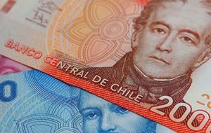 En Chile el dólar cerró el lunes con una alza de $5,20  en el mercado cambiario local, dejando atrás las últimas tres pérdidas consecutivas de la semana pasada. 