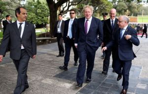Johnson arribó a la capital argentina para participar de la reunión de ministros de Relaciones Exteriores del G-20 que se desarrolla entre domingo y lunes