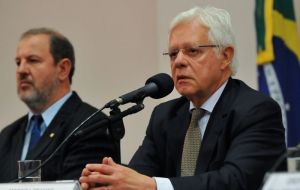 El ministro de Minas y Energía, Wellington Moreira Franco, dijo que el gobierno debatiría posibles reducciones impositivas para bajar los precios del combustible