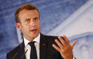 Macron se mostró satisfecho que se haya logrado un “primer consenso” sobre la necesidad de abordar tanto la dimensión externa como interna de la cuestión. 