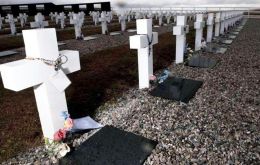 El cementerio militar argentino en Darwin, donde aún faltan por identificar los restos de 29 combatientes 