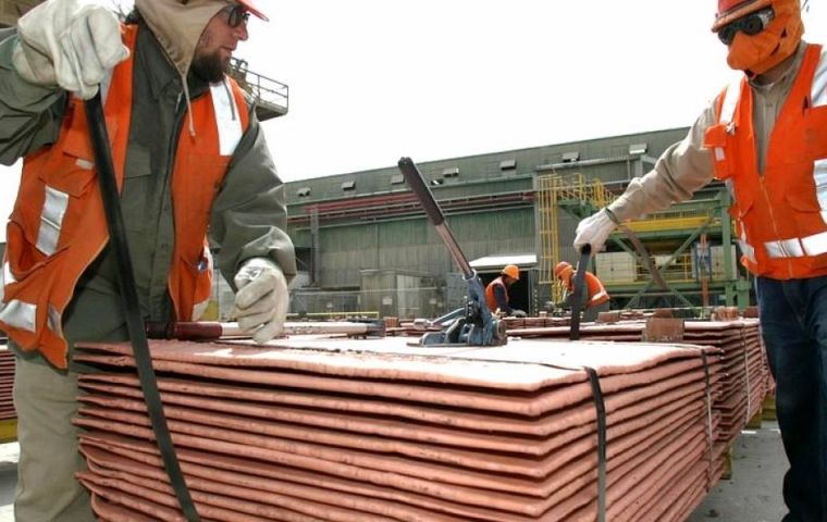Los precios del cobre se hundieron a mínimos de un año en Londres, debido a la preocupación en torno a la disputa comercial entre Estados Unidos y China