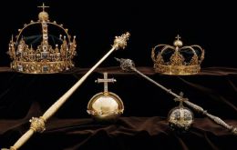 Entre las especies robadas están las coronas del rey Karl IX y de la reina Kristina, así como una orbe real (globo terráqueo rematado con una cruz). 
