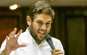 Maduro mencionó que el diputado Requesens, a quien señaló como “uno de los más locos y psicópatas” fue “referido por uno de los autores materiales” del ataque