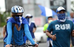 En la manifestación, la mayoría de asistentes iban ataviados con ropa deportiva y con la bandera de Nicaragua