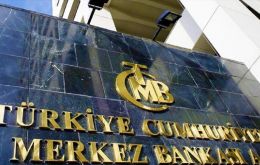 El Banco Central de Turquía indicó que aportaría toda la liquidez que necesiten los bancos para asegurar la estabilidad financiera. 