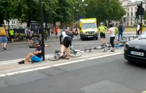 El Servicio de Ambulancia de Londres dijo que había atendido a dos personas en la escena del incidente y que habían sido trasladadas al hospital