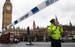 La policía armada tomó la zona y acordonó una gran área alrededor del Parlamento en el centro de Londres, habitualmente llena de turistas