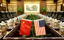 La escalada se produce en momentos en que Washington y Beijing reabrieron negociaciones para abordar su pelea comercial 