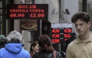El jueves el Peso argentino se había depreciado más de 13%, la mayor caída en un día durante este año, para cerrar en 39,87 pesos por dólar
