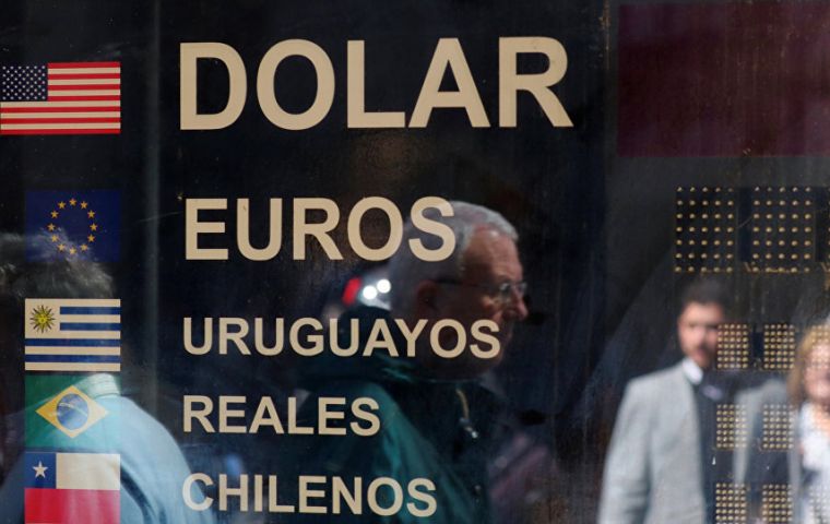 La castigada moneda argentina cerró a 38,40 pesos por dólar lo que implica una apreciación de 2,29% respecto a los 39,28 del miércoles. 