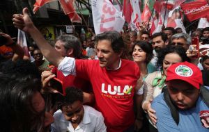 En la primera encuesta desde que el ex alcalde de Sao Paulo Fernando Haddad se convirtió en el candidato presidencial del PT, escaló al 13% desde un 9%