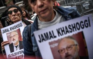 Para Khashoggi, “los gobiernos árabes han dado rienda suelta a silenciar cada vez más los medios de comunicación”, incluido internet