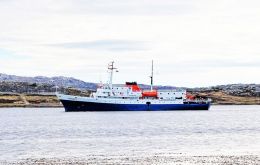 El barco expedición “Ushuaia” inaugura la temporada de cruceros 2018/2019 en las Islas Falkland este sábado (Foto J. Pompert)