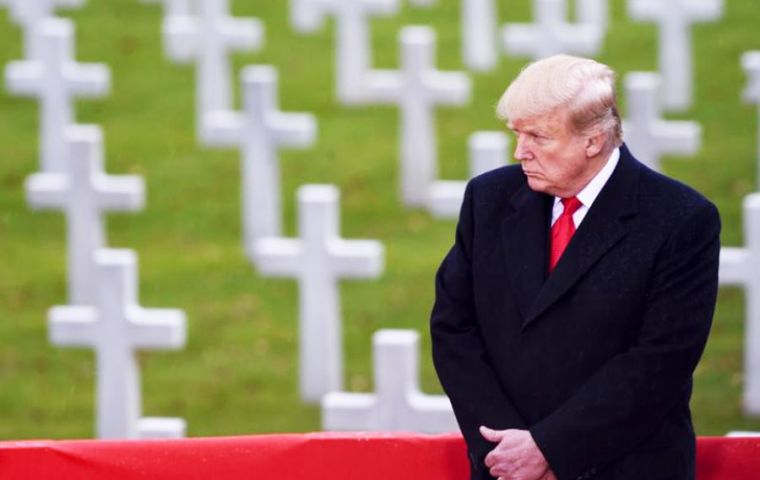 Trump dijo que junto a otros funcionarios se reunieron “en este lugar de descanso sagrado para rendir homenaje a los valientes estadounidenses”
