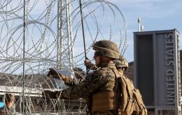 “El personal del Departamento de Defensa está instalando concertina y colocando previamente las barreras (de seguridad), barricadas y cercas”