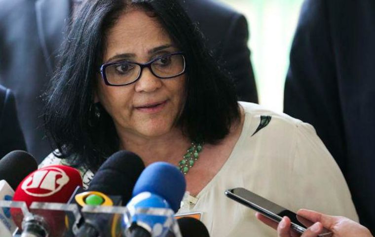 “Por orden del presidente Bolsonaro, presento a la ministra Alves, quien se encargará de la cartera de la Mujer, la Familia y los Derechos Humanos”