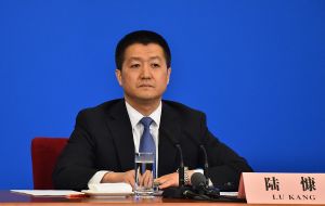 Las dos partes acordaron mantener un diálogo “positivo y constructivo” para resolver las disputas económicas y comerciales, explicó el portavoz Lu Kang 