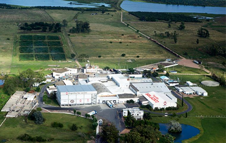 Con una planta con capacidad diaria para 1.000 vacunos o 4.200 ovinos, FSJ faena anualmente 350.000 animales y su negocio está orientado a la exportación