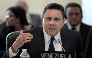 La delegación venezolana, liderada por el embajador Samuel Moncada, rechazó la celebración de la reunión del Consejo Permanente de la OEA como un “acto hostil e inamistoso” 