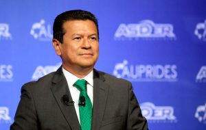 El candidato oficialista, el excanciller Hugo Martínez, se ubica en un lejano tercer lugar, lo que terminaría con una década del FMLN en el poder. 