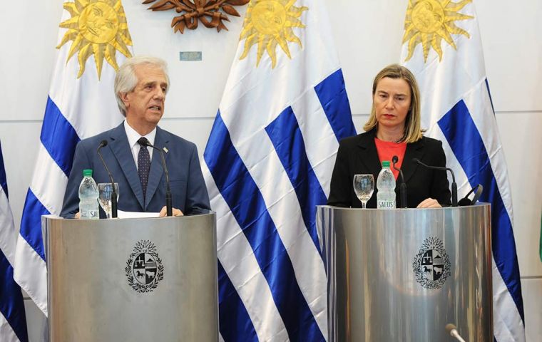 “Es fundamental evitar la violencia interna y la intervención externa” mediante elecciones “libres y transparentes”, conlcuyó Mogherini