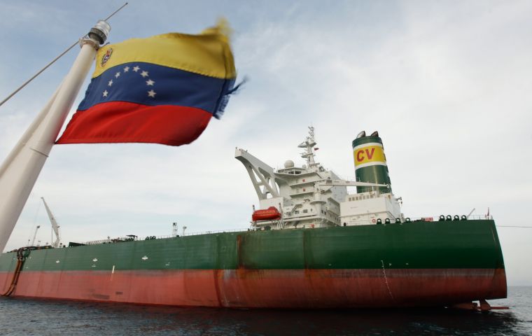 Los envíos a EE.UU. que era el mayor cliente de Venezuela, han desaparecido. A ello se suma falta de acceso al sistema del dólar del que dependen muchas refinerías