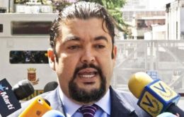 El abogado Roberto Marrero fue detenido durante la madrugada en su casa en Caracas. También fue allanada la vivienda del diputado Sergio Vergara