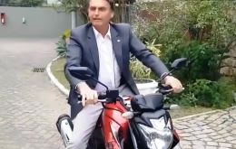 Bolsonaro realizó un paseo en moto este fin de semana durante el feriado de Semana Santa en el balneario Guarujá, en el litoral de San Pablo