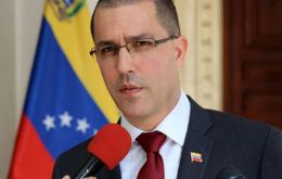 El canciller venezolano, Jorge Arreaza, anticipa “acciones conjuntas para enfrentar este golpe de Estado, para revertirlo y para que se imponga la constitucionalidad”.