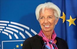 “La primera es la política monetaria, con la que empiezo porque es mi área de responsabilidad y que se someterá a una revisión estratégica”, indicó Lagarde