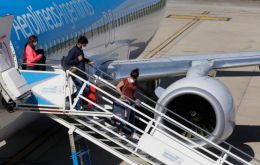 El miércoles  llegó a Ezeiza procedente de Perú un vuelo con 180 pasajeros, mientras que desde Cuba era aguardado en la madrugada del jueves