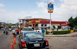 El nuevo esquema de venta de gasolina y distribución, generó un caos de filas y altercados a partir de su entrada en vigencia el lunes 1 de junio. 