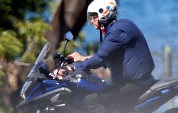 La imagen divulgada muestra a Bolsonaro arriba de su moto, a la vera del Lago Paranoá