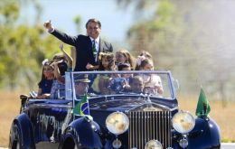 Bolsonaro llegó al lugar en un Rolls Royce Silver Wraith sin capota, donado a Brasil por la reina Isabel II en 1953, acompañado por su hija Laura y otros niños