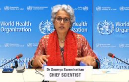 La Dra. Soumya Swaminathan dijo que OMS maneja como escenario más optimista la primera llegada de vacunas a mediados del próximo año