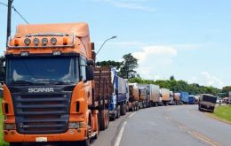 Hora de “recuperar el tiempo perdido,” dijeron los agroexportadores que dependen de los camiones para enviar sus mercancías al extranjero.