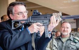 Si no quiere comprar un rifle “no infle las pelotas” de quienes lo hacen, dijo Bolsonaro