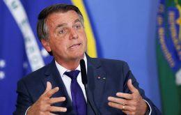 “Nosotros, que tenemos votos y apoyo, debemos liderar el futuro de nuestra Nación”, agregó Bolsonaro, en tono moderado.