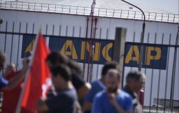 La decisión de Ancap de sanear un desaguisado contable derivó en una huelga que podría aislar a Uruguay del mundo, de ahí la necesidad de importar combustible para aviones