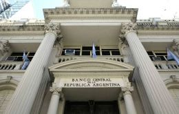 Tras seis días de compras, el Banco Central de Argentina tuvo que vender dólares para evitar un aumento más pronunciado del ”blue”