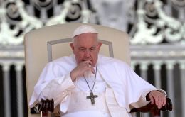 “La operación se completó: se llevó a cabo sin complicaciones y duró tres horas”, dijo el Vaticano en un comunicado