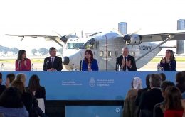 La vicepresidenta Cristina Fernández y el aspirante presidencial Sergio Massa encabezaron el acto de llegada de la aeronave al Aeroparque Jorge Newbery.